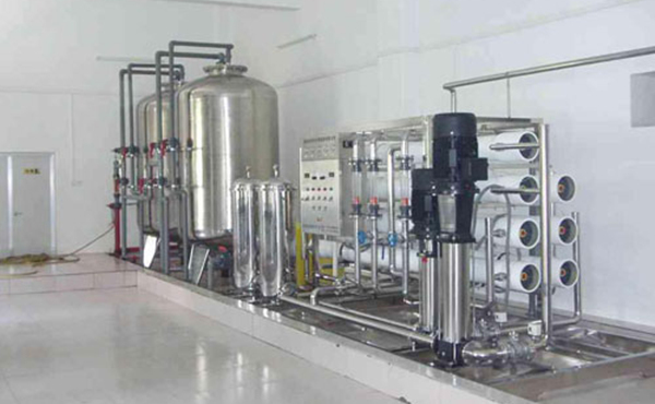 日用化妝品純水設(shè)備采用反滲透過濾技術(shù),反滲透RO技術(shù)是當(dāng)今先進(jìn)和有效的除鹽技術(shù)。其原理是在壓力的作用下，水分子透過反滲透膜成為純水，水中的雜質(zhì)被反滲透膜截留排出。