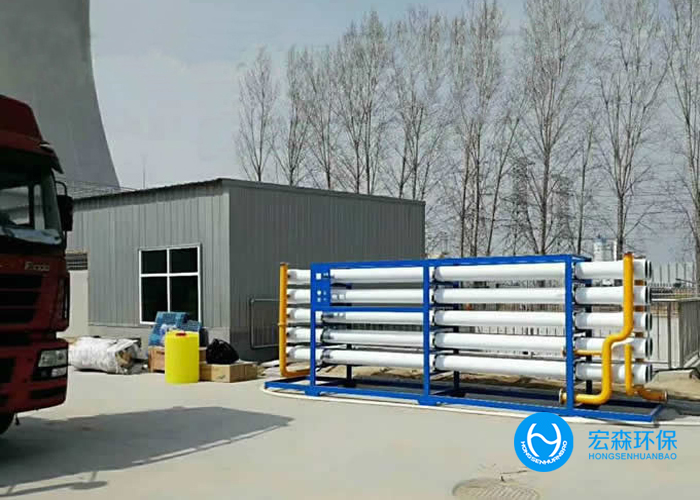 造紙工業廢水主要來源于分制漿和抄紙兩個生產過程。制漿產生的廢水，污染為嚴重，洗漿時排出廢水呈黑褐色，其中污染物濃度很高，BOD高達5～40 g/L，含有大量纖維、無機鹽、色素和大量的酸堿物質。抄紙機排出的廢水，其中含有大量纖維和在生產過程中添加的填料和膠料。同時造紙過程中還需要加入一些必要的化學助劑，加重了對水體的污染造紙污